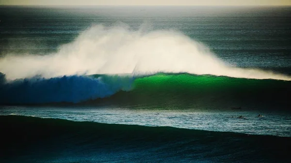 Bryta surfing ocean wave — Stockfoto