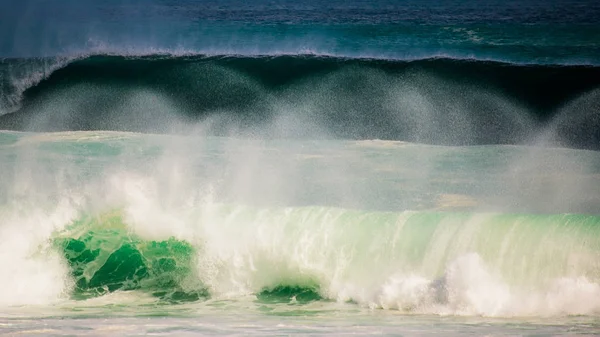 Quebrando ondas oceânicas de surfe — Fotografia de Stock