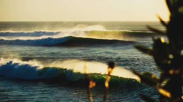 Rompiendo olas oceánicas — Foto de Stock