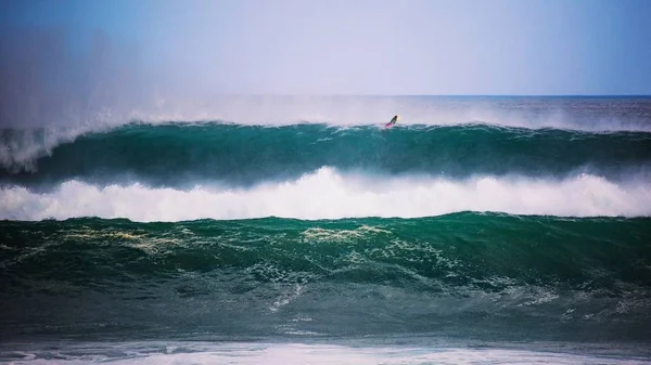 Surfista cattura onda di rottura a Bali — Foto Stock