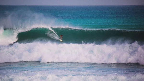 バリで破り波に乗るサーファー — ストック写真