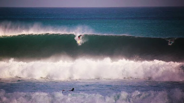 Surfař chytání lámání vln v Bali — Stock fotografie