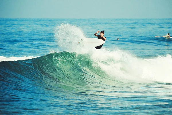 Surfer vangen brekende golf in Bali — Stockfoto