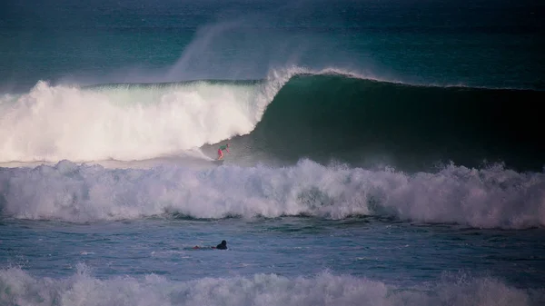 Surfista captura onda de ruptura em Bali — Fotografia de Stock