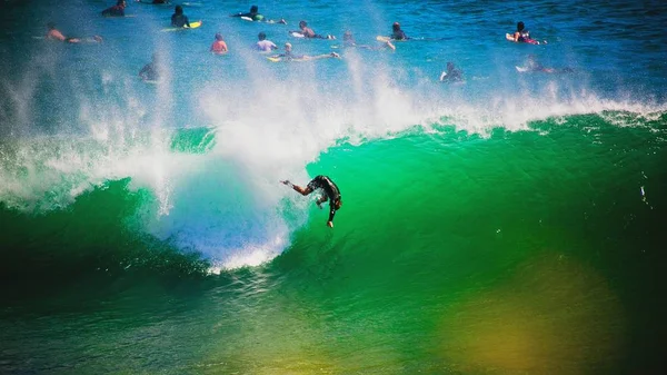 Surfer catching breaking wave in Bali — Stok Foto