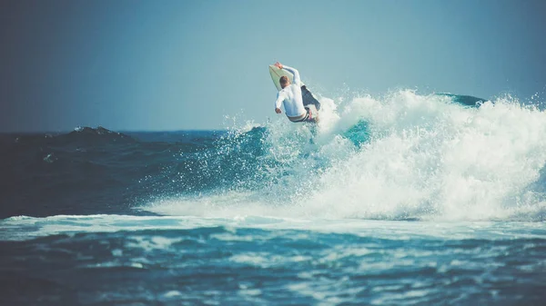 Surfista cattura onda di rottura a Bali — Foto Stock