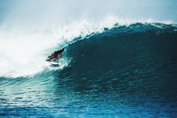 Surfista cattura onda di rottura a Bali — Foto Stock