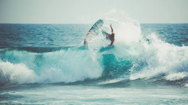 Surfer vangen brekende golf in Bali — Stockfoto