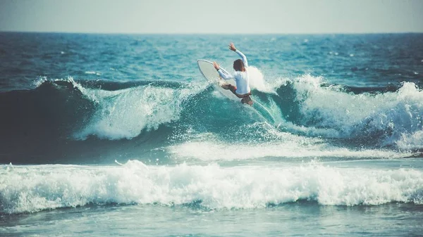 Szörfös fogása a törés hullám Balin — Stock Fotó
