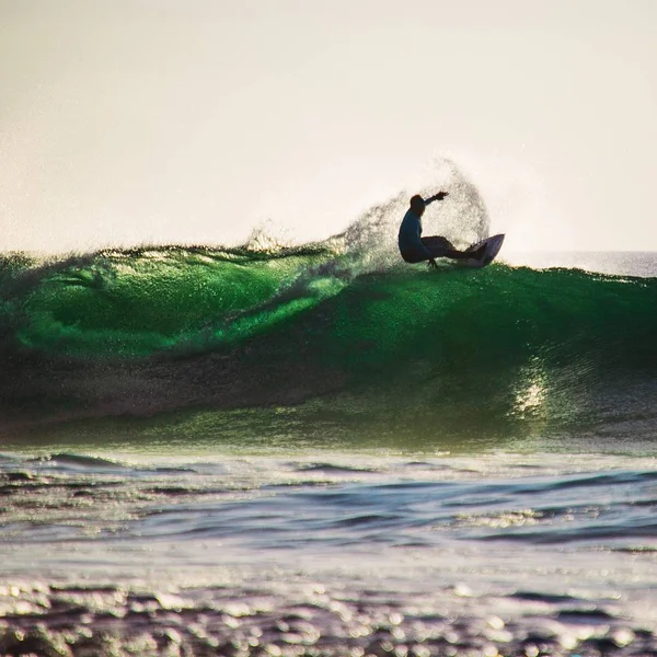 Surfer catching breaking wave in Bali — Stock Photo, Image