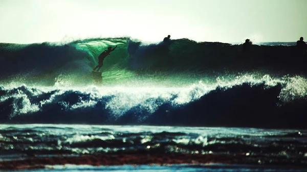 Surfistas pegando onda de ruptura em Bali — Fotografia de Stock