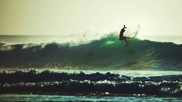 バリで破り波に乗るサーファー — ストック写真