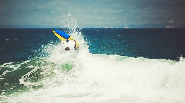 Surfer catching breaking wave in Bali — Stock Photo, Image