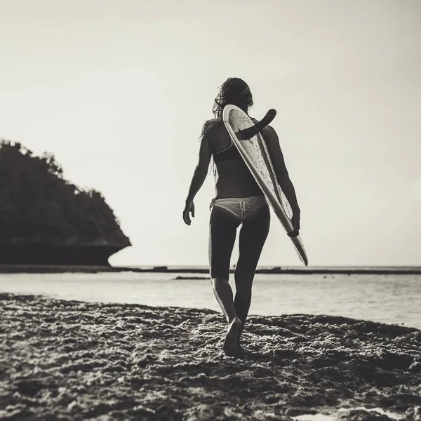 Surfer zu Fuß entlang der Küste — Stockfoto