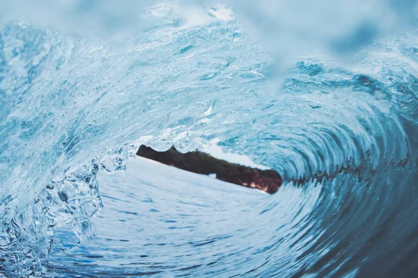 Lámání klouzání na vlnách oceánu vlnu — Stock fotografie