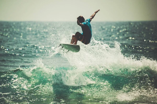 Surfer vangen brekende golf in Bali — Stockfoto