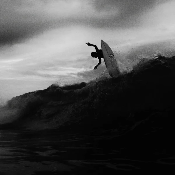 Surfer fånga brytande våg i Bali — Stockfoto
