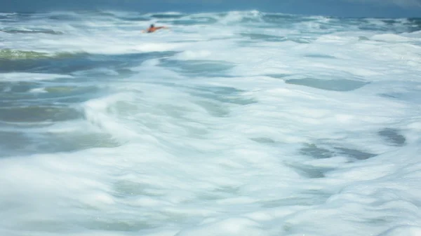 Acqua schiumosa nell'oceano — Foto Stock