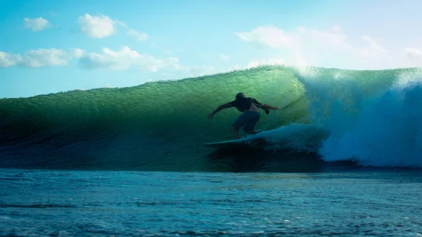 Surfer catching breaking wave in Bali — Stok Foto