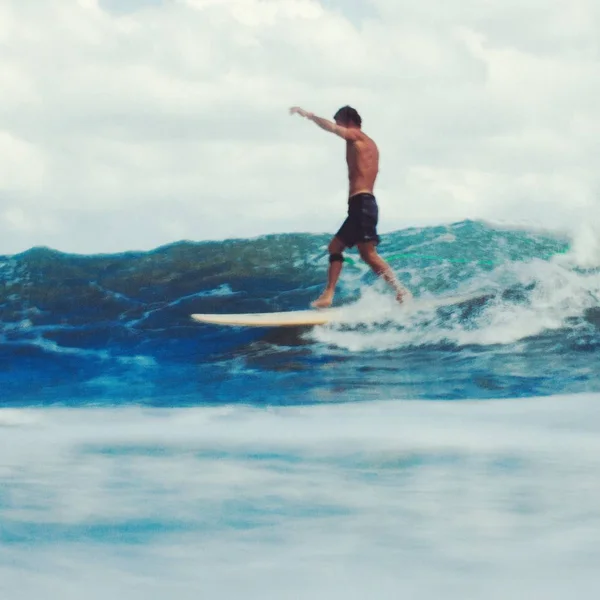Surfista cattura onda di rottura a Bali — Foto Stock