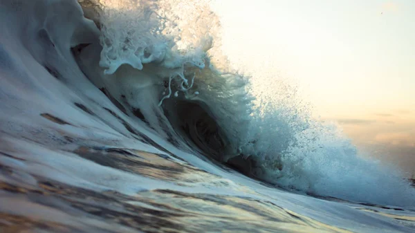 Breaking surfing ocean wave — Stock Photo, Image