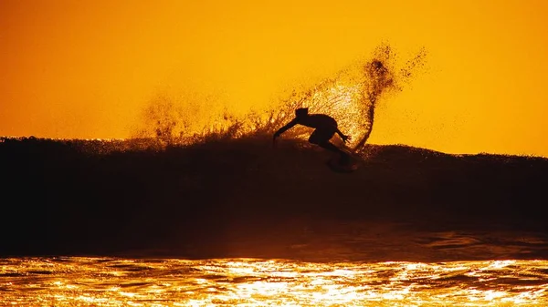 Surfer αλίευση θραύσης των κυματισμών στο Μπαλί — Φωτογραφία Αρχείου