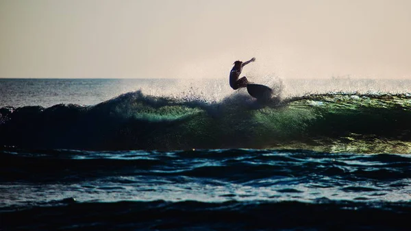 Surfista cattura onda di rottura a Bali — Foto Stock