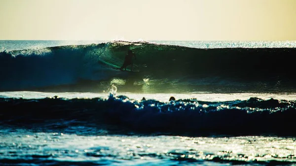 Surfista cattura onda di rottura a Bali — Foto Stock