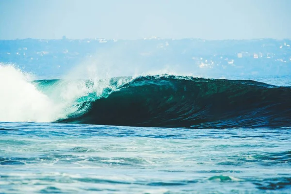 Bryta surfing ocean wave — Stockfoto