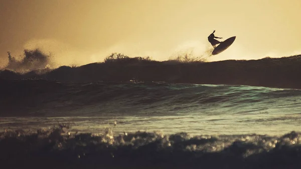 Surfista cattura onda di rottura a Bali — Foto Stock