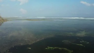 Yeşil deniz suyu dokusunun yüksek irtifasından havadan aşağıya doğru. Kamera suyun üzerinde uçuyor, su yüzeyini görüyor. Su yüzeyinin arka planı