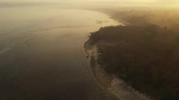 从高空俯瞰高空绿色海水质感 照相机在水面上飞行 可以看到水面 水面的背景 — 图库视频影像