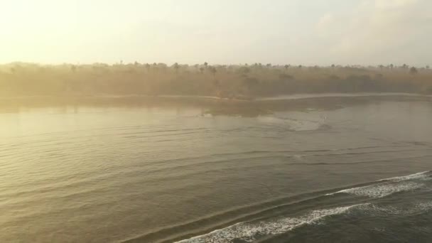 Vue aérienne du haut vers le bas depuis une haute altitude de texture d'eau de mer verte. La caméra survole l'eau, une vue de la surface de l'eau. Contexte de la surface de l'eau