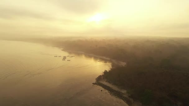 Vue aérienne du haut vers le bas depuis une haute altitude de texture d'eau de mer verte. La caméra survole l'eau, une vue de la surface de l'eau. Contexte de la surface de l'eau
