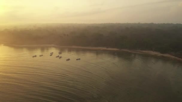 Vue aérienne du haut vers le bas depuis une haute altitude de texture d'eau de mer verte. La caméra survole l'eau, une vue de la surface de l'eau. Contexte de la surface de l'eau