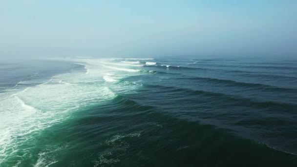 緑の海の水のテクスチャの高高度からの空中トップダウンビュー カメラは水面に飛び 水面の景色を眺める 水面の背景 — ストック動画