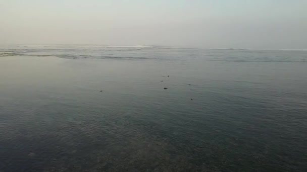 Vue aérienne du haut vers le bas depuis une haute altitude de texture d'eau de mer verte. La caméra survole l'eau, une vue de la surface de l'eau. Contexte de la surface de l'eau