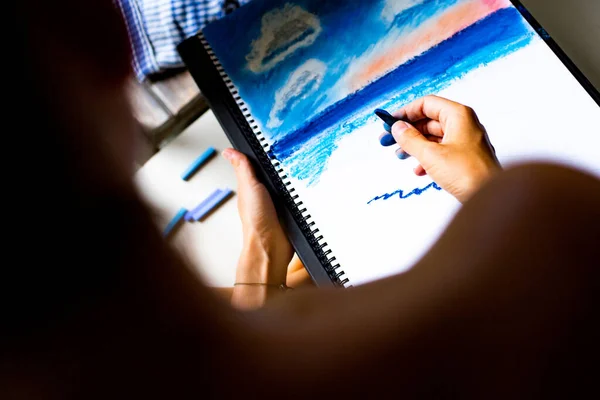 Kadın Pastel Boyalarla Manzara Çiziyor — Stok fotoğraf