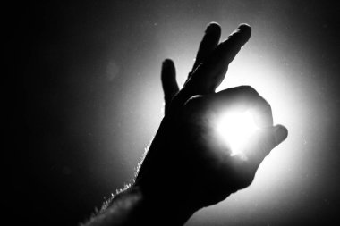 Suyun altında erkek eli var.