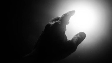 Suyun altında erkek eli var.