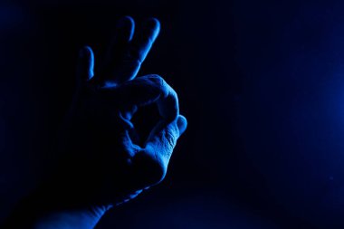 Suyun altında erkek eli var.