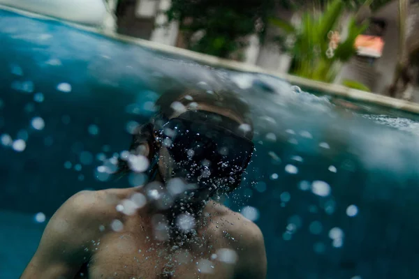 Havuzda Maskeli Bir Adam Yüzüyor — Stok fotoğraf