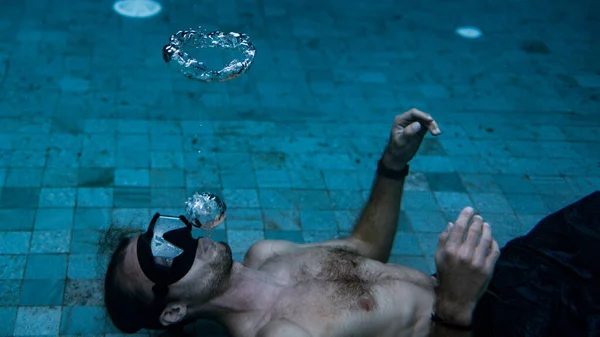Hombre Deportivo Nadando Máscara Piscina — Foto de Stock