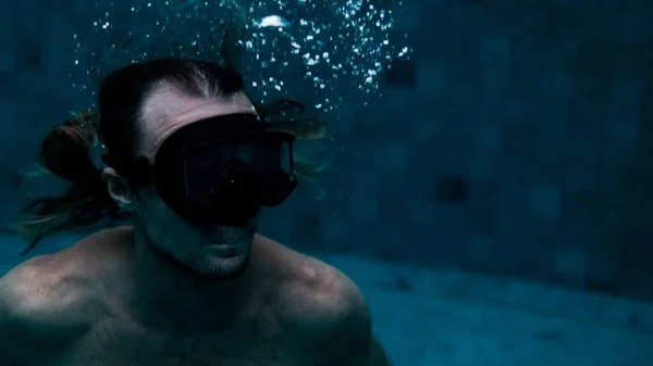 Homem Desportivo Nadando Máscara Piscina — Fotografia de Stock