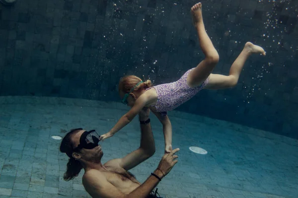 Baba Kızı Havuzda Birlikte Yüzüyorlar — Stok fotoğraf