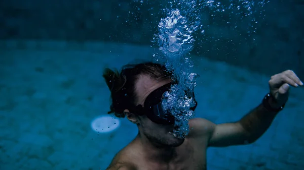 Homem Desportivo Nadando Máscara Piscina — Fotografia de Stock