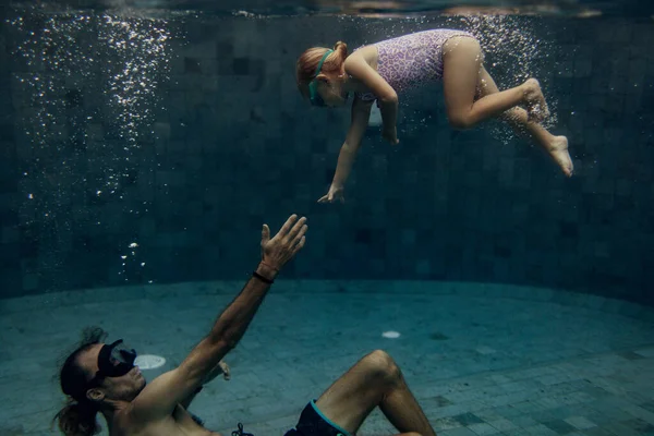 Ojciec Córka Pływają Razem Basenie — Zdjęcie stockowe