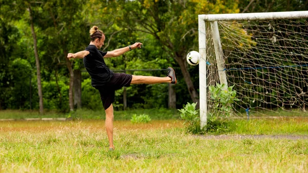 Adult Sporty Man Playing Soccer Outdoors — Stock Photo, Image
