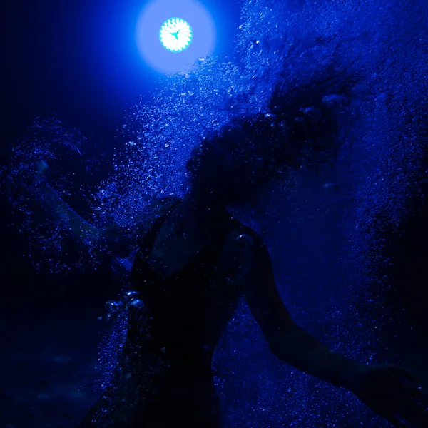 Havuz Suyundaki Güzel Kadının Yakın Çekim Görüntüsü — Stok fotoğraf