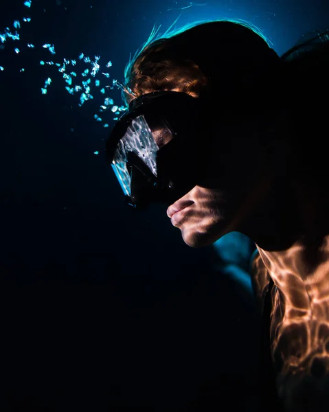 スイミングマスクを身に着けているプールの水の中の美しい女性のクローズアップビュー — ストック写真